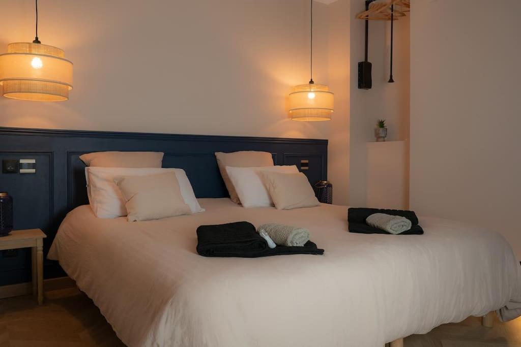 Suite De Luxe Jacuzzi Balneo,King Size Bed โกลโลบรีแยส์ ภายนอก รูปภาพ