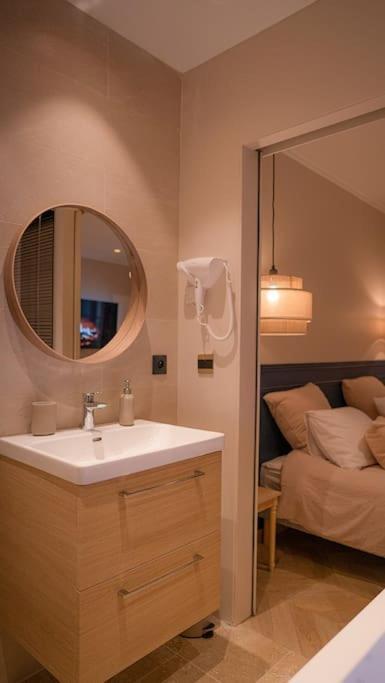 Suite De Luxe Jacuzzi Balneo,King Size Bed โกลโลบรีแยส์ ภายนอก รูปภาพ