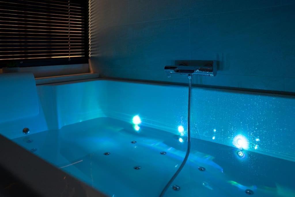 Suite De Luxe Jacuzzi Balneo,King Size Bed โกลโลบรีแยส์ ภายนอก รูปภาพ