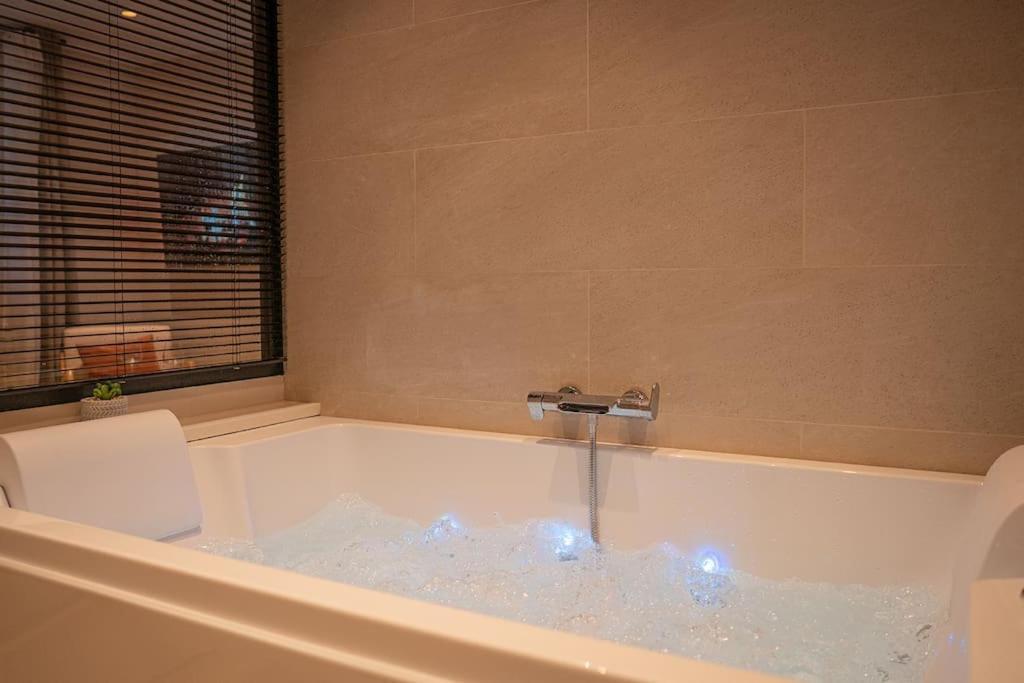 Suite De Luxe Jacuzzi Balneo,King Size Bed โกลโลบรีแยส์ ภายนอก รูปภาพ