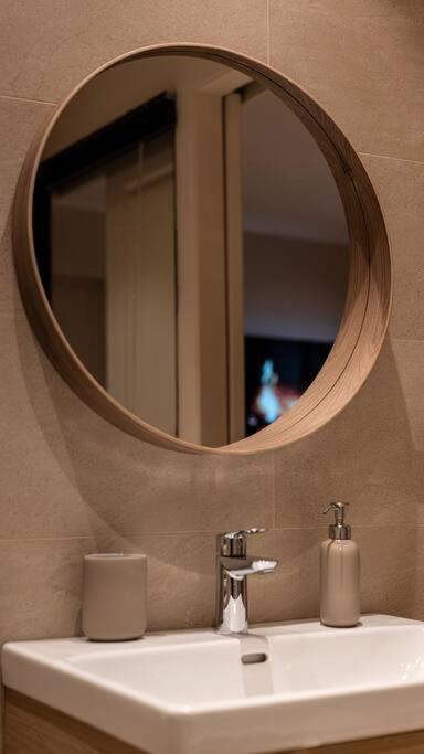 Suite De Luxe Jacuzzi Balneo,King Size Bed โกลโลบรีแยส์ ภายนอก รูปภาพ
